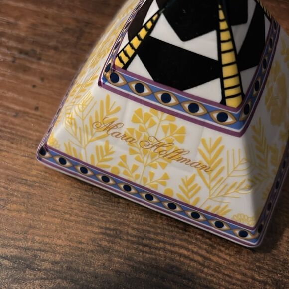 Anthropologie Mara Hoffman Ceramic Candle~ Eye Catching Pyramid~ Sandlewood Teak - Picture 9 of 9